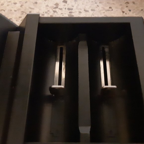 eFest LUC S2 LCD Universal Charger - Picture 4 of 9